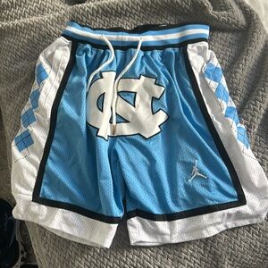 Retro basketball shorts - UNC